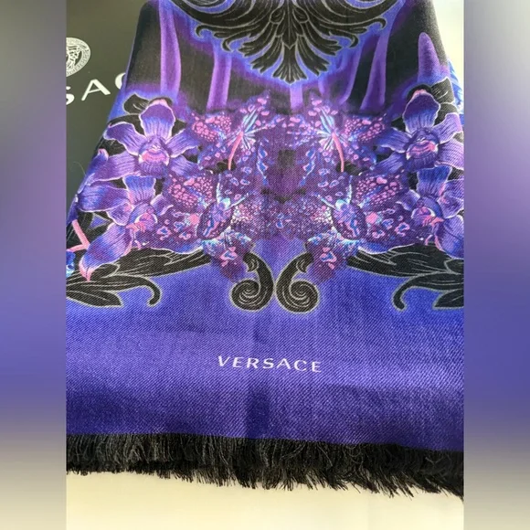 NWT VERSACE ORCHID BAROCCO
WOOL-SILK BLEND SHAWL/SCARF - Picture 9 of 11